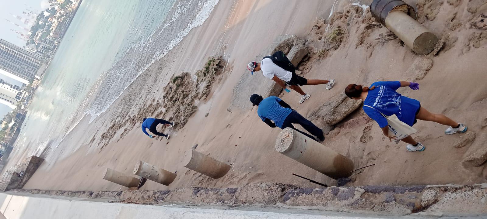 $!Alumnos de la UAS limpian playas y malecón de Mazatlán