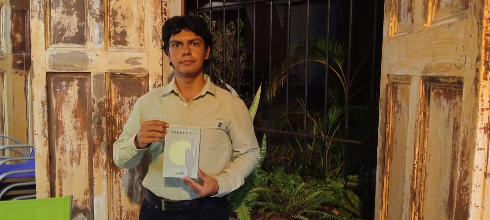 $!El escritor presentó El Terregal, una colección de 14 relatos que abordan temas cómo la comedia y la tragedia