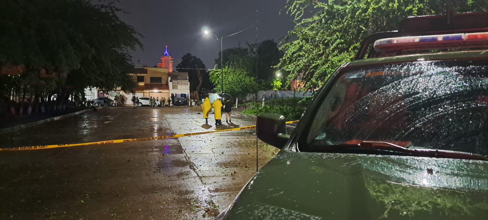 $!Hallan un hombre asesinado y encintado del rostro en la colonia Tierra Blanca, en Culiacán