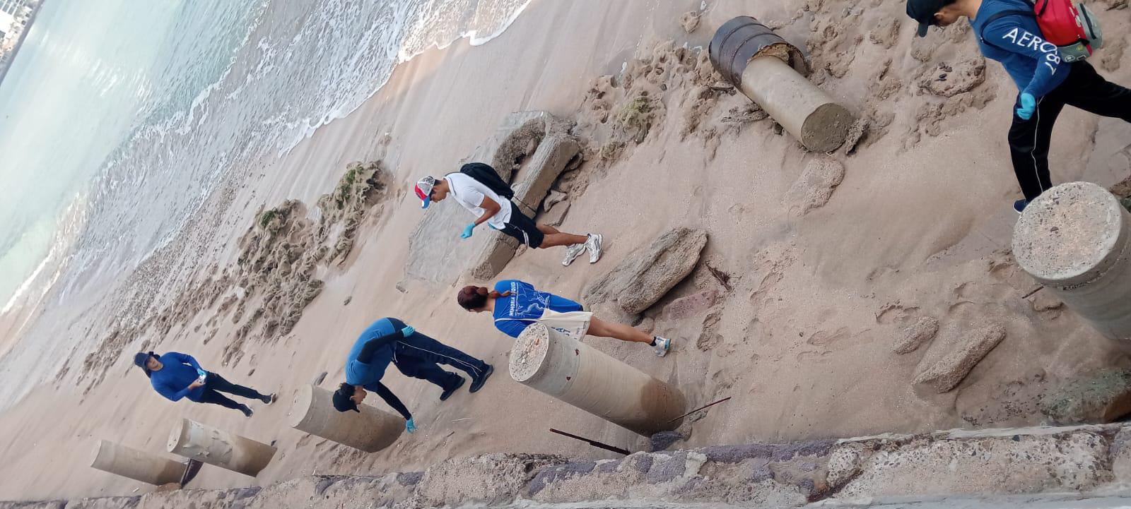$!Alumnos de la UAS limpian playas y malecón de Mazatlán