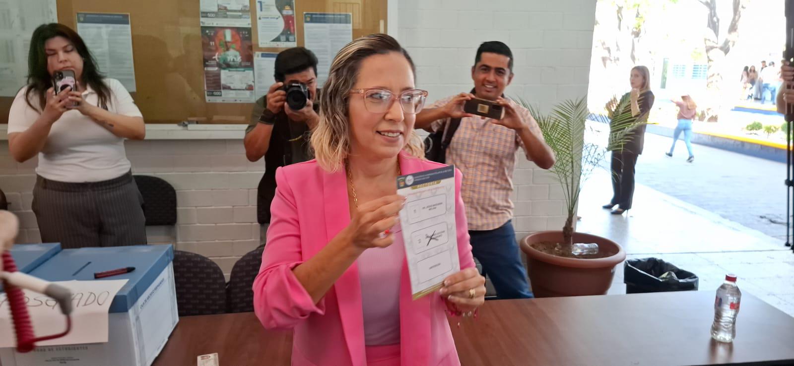$!Proceso de elecciones de la UAS atenta contra la democracia, acusa Denise Díaz al emitir su voto