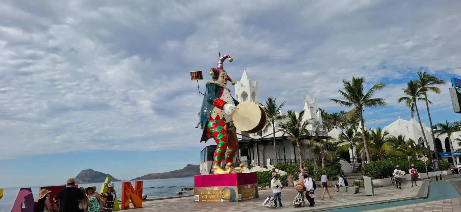 $!Toman vida los monigotes del Carnaval de Mazatlán 2026 ‘¡Arriba la Tambora!’