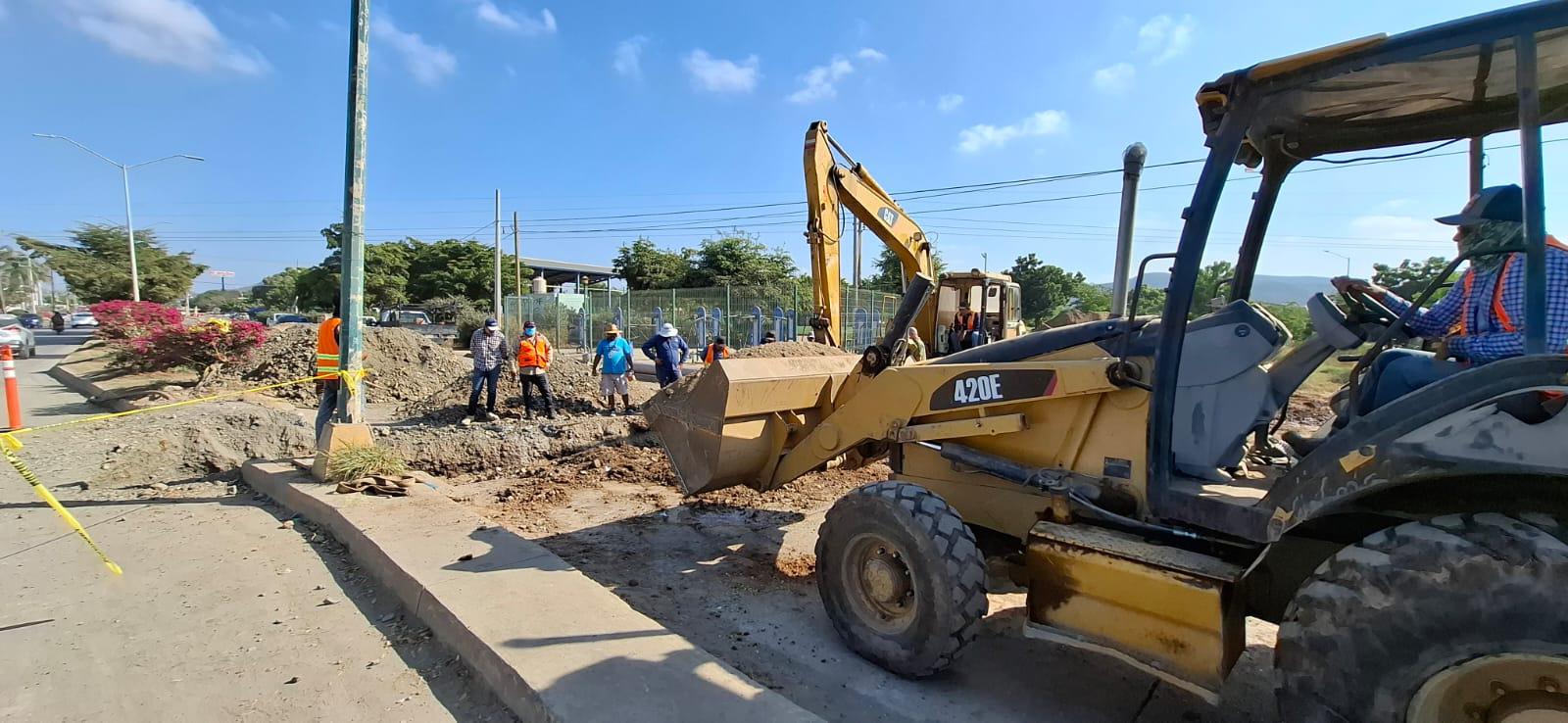 $!Continúan trabajos del colector hidrosanitario sobre avenida Clouthier para solucionar problema de aguas negras