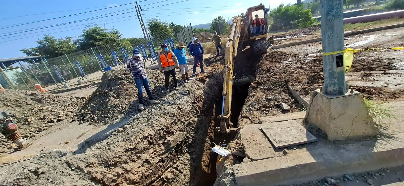 $!Continúan trabajos del colector hidrosanitario sobre avenida Clouthier para solucionar problema de aguas negras