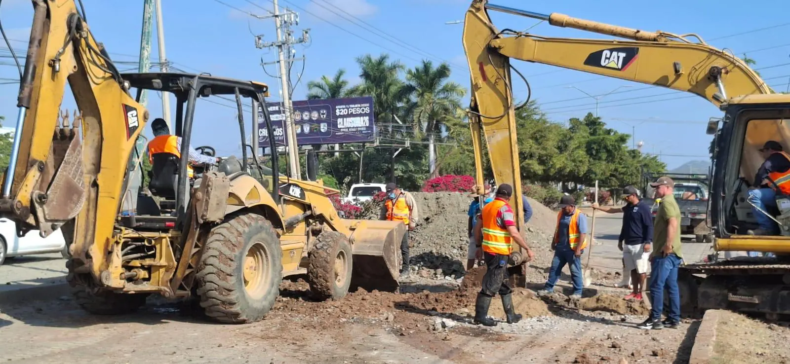 $!Continúan trabajos del colector hidrosanitario sobre avenida Clouthier para solucionar problema de aguas negras