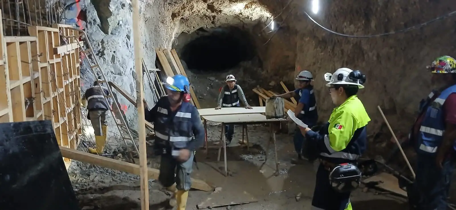 $!Mantienen avance en búsqueda del último minero atrapado en mina de Rosario