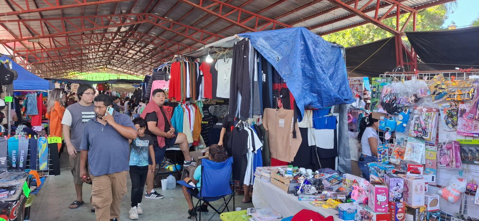 $!Ropa, calzado y juguetes, entre lo más buscado en el Tianguis Navideño de la Juárez, en Mazatlán