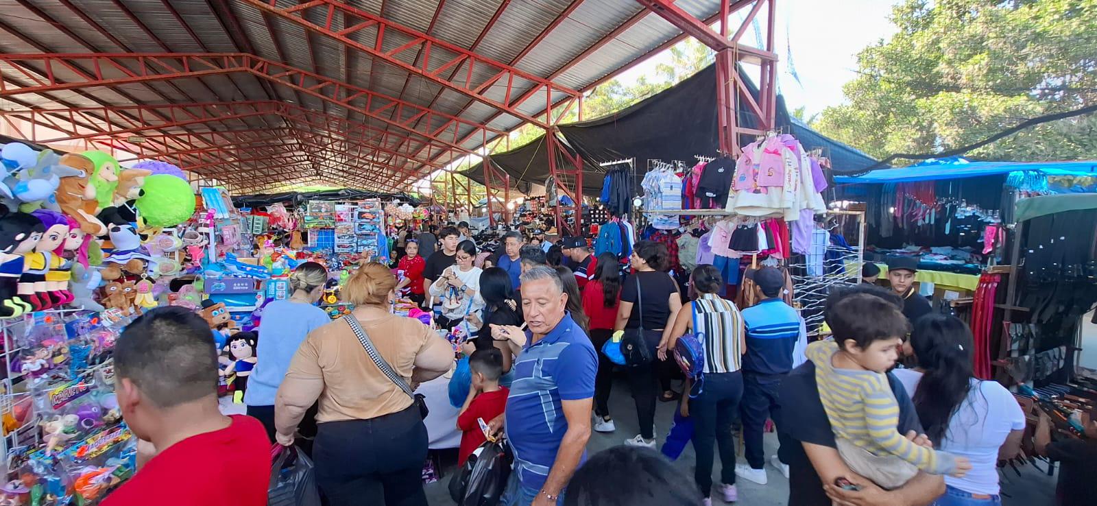 $!Ropa, calzado y juguetes, entre lo más buscado en el Tianguis Navideño de la Juárez, en Mazatlán