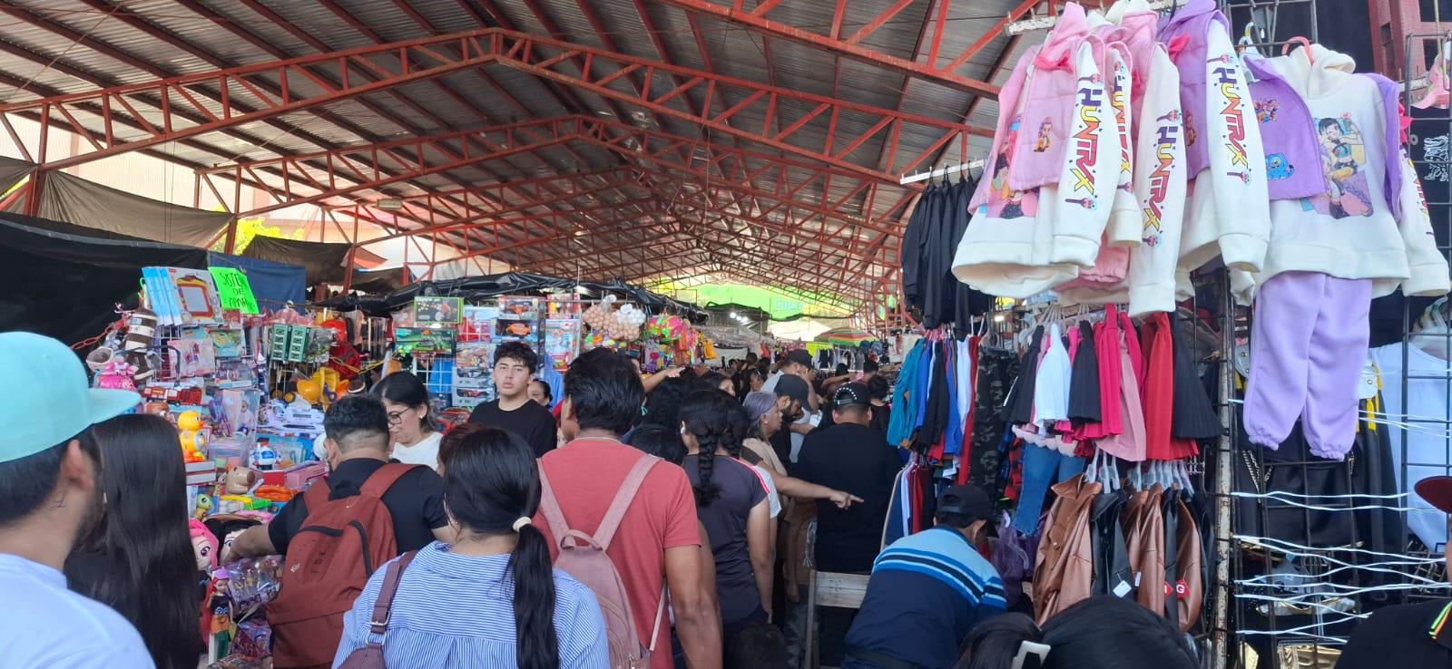 $!Ropa, calzado y juguetes, entre lo más buscado en el Tianguis Navideño de la Juárez, en Mazatlán