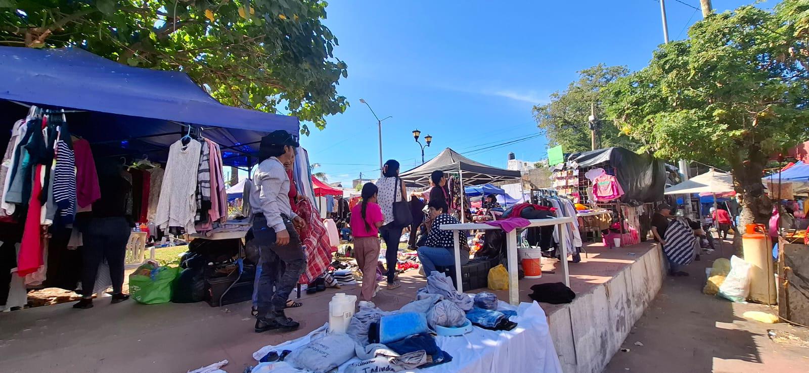 $!Ropa, calzado y juguetes, entre lo más buscado en el Tianguis Navideño de la Juárez, en Mazatlán