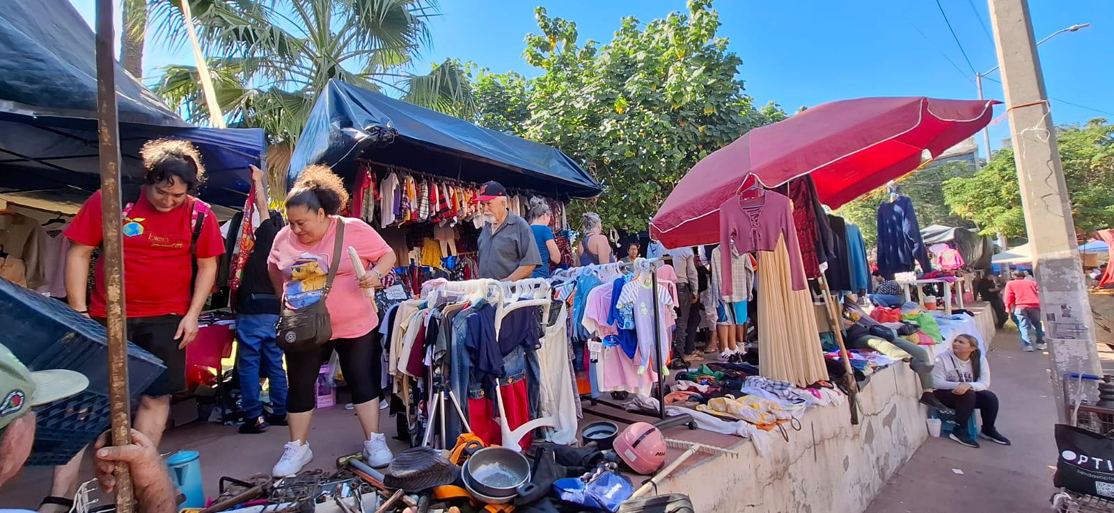 $!Ropa, calzado y juguetes, entre lo más buscado en el Tianguis Navideño de la Juárez, en Mazatlán