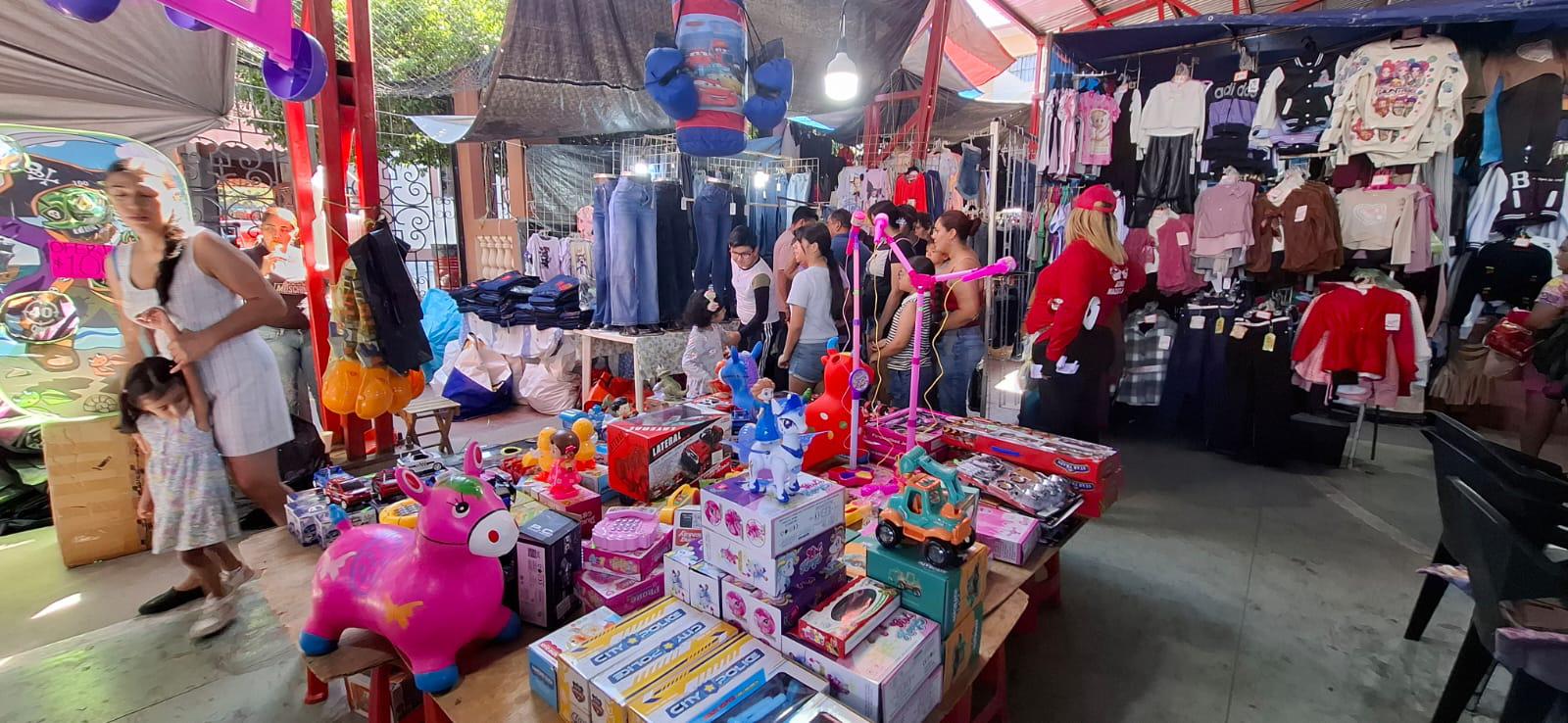 $!Ropa, calzado y juguetes, entre lo más buscado en el Tianguis Navideño de la Juárez, en Mazatlán