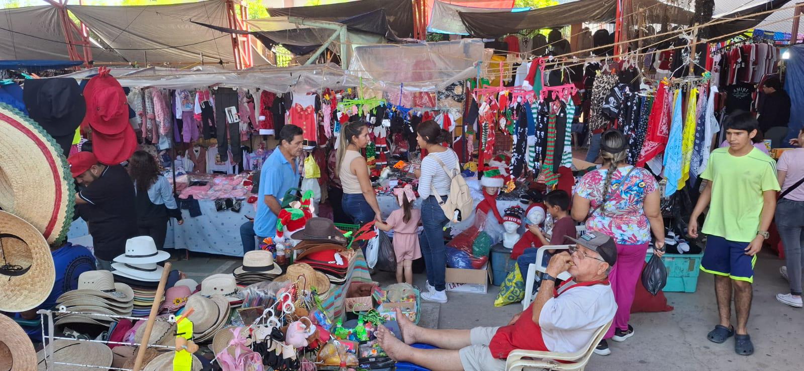$!Ropa, calzado y juguetes, entre lo más buscado en el Tianguis Navideño de la Juárez, en Mazatlán