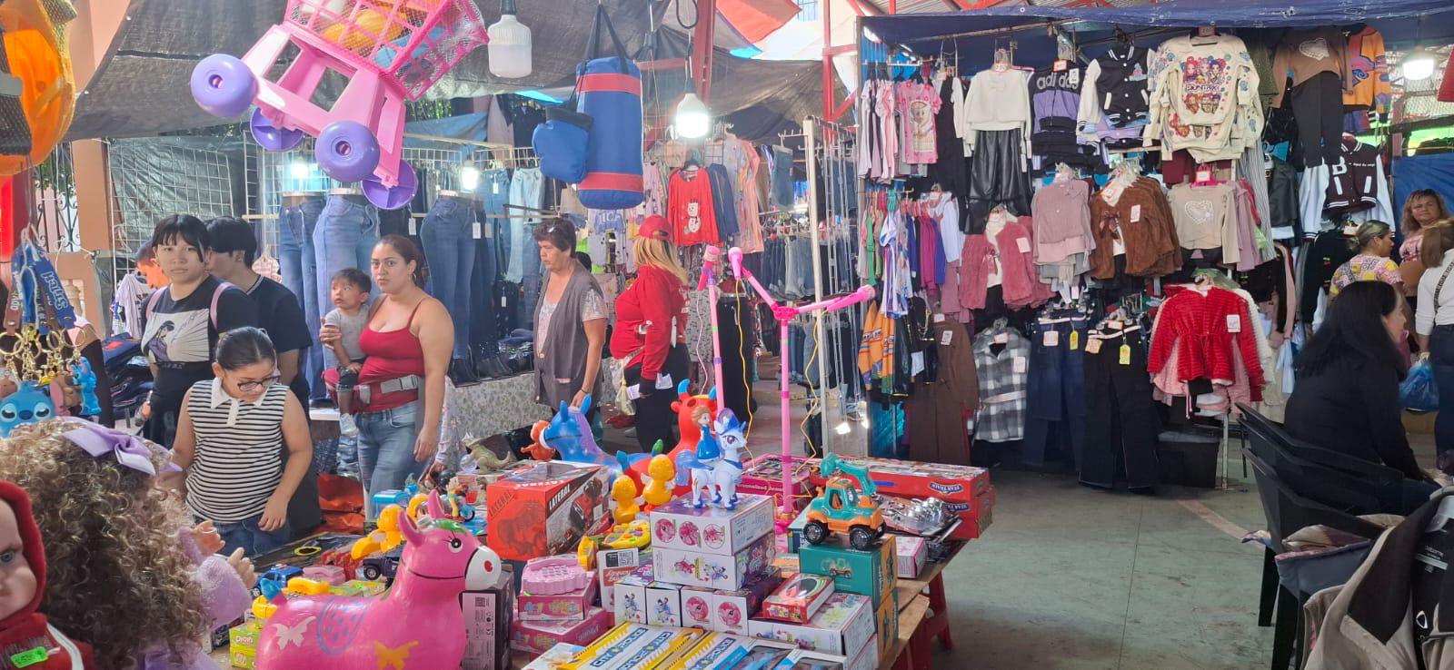 $!Ropa, calzado y juguetes, entre lo más buscado en el Tianguis Navideño de la Juárez, en Mazatlán