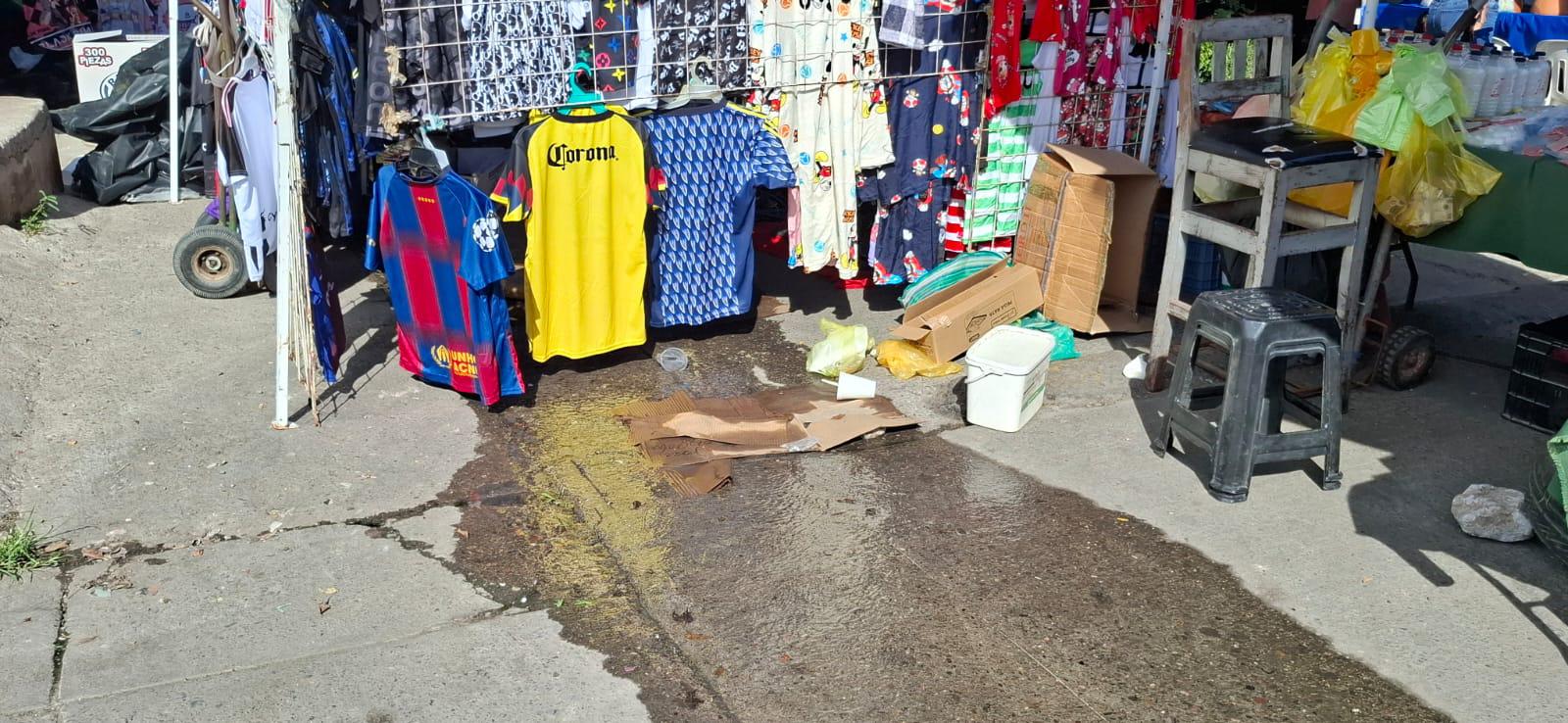 $!Exigen comerciantes que reparen tres fugas de agua potable que atraviesa el Tianguis de la Juárez, en Mazatlán