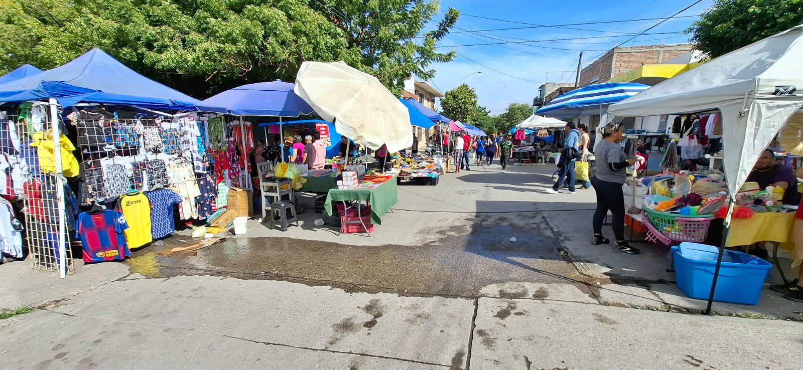 $!Exigen comerciantes que reparen tres fugas de agua potable que atraviesa el Tianguis de la Juárez, en Mazatlán