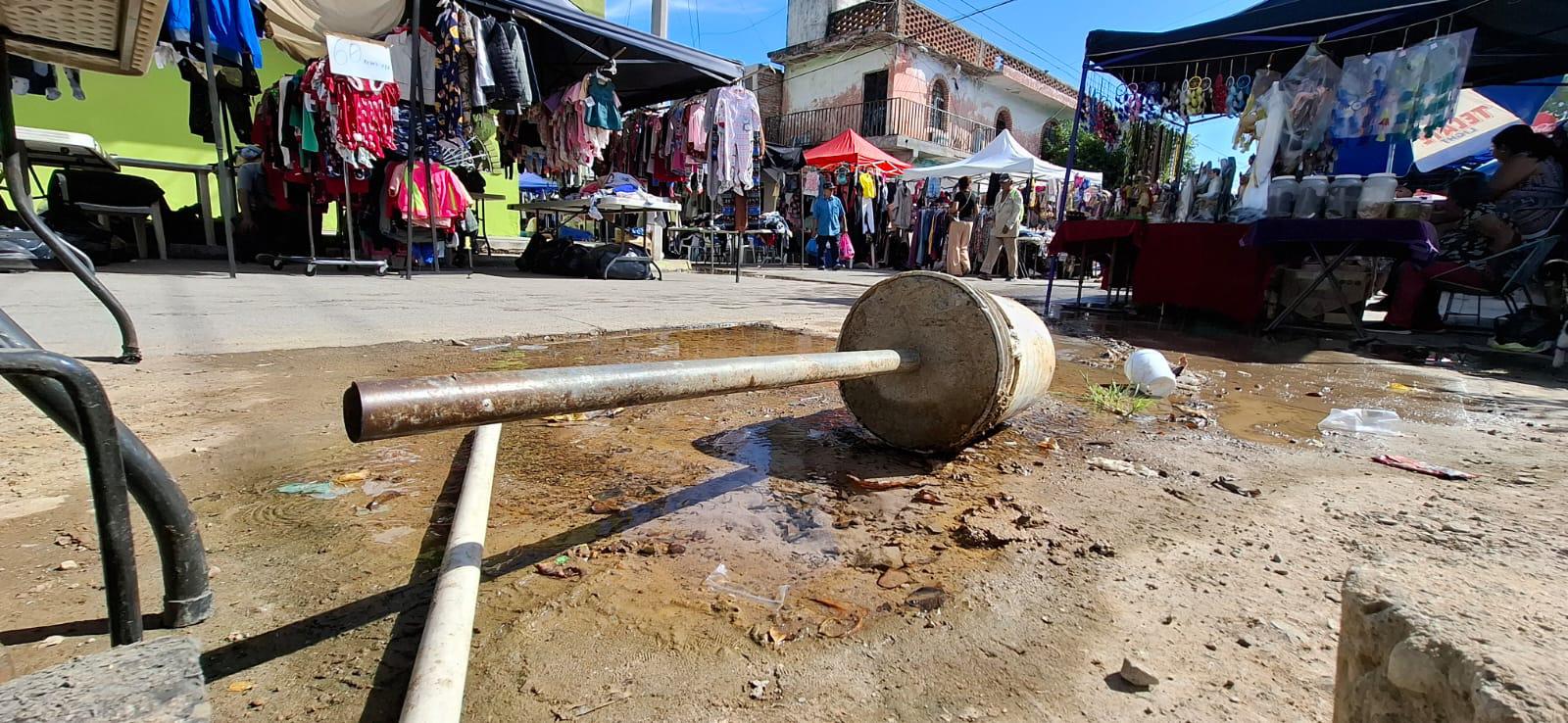 $!Exigen comerciantes que reparen tres fugas de agua potable que atraviesa el Tianguis de la Juárez, en Mazatlán