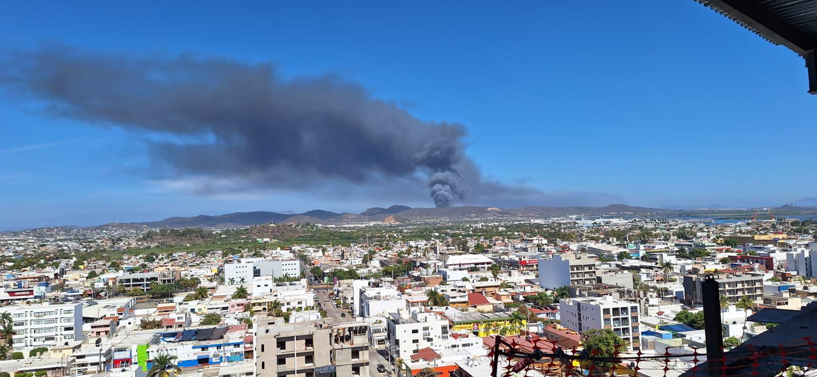 $!Se incendian llantas y desechos en el basurón de Mazatlán