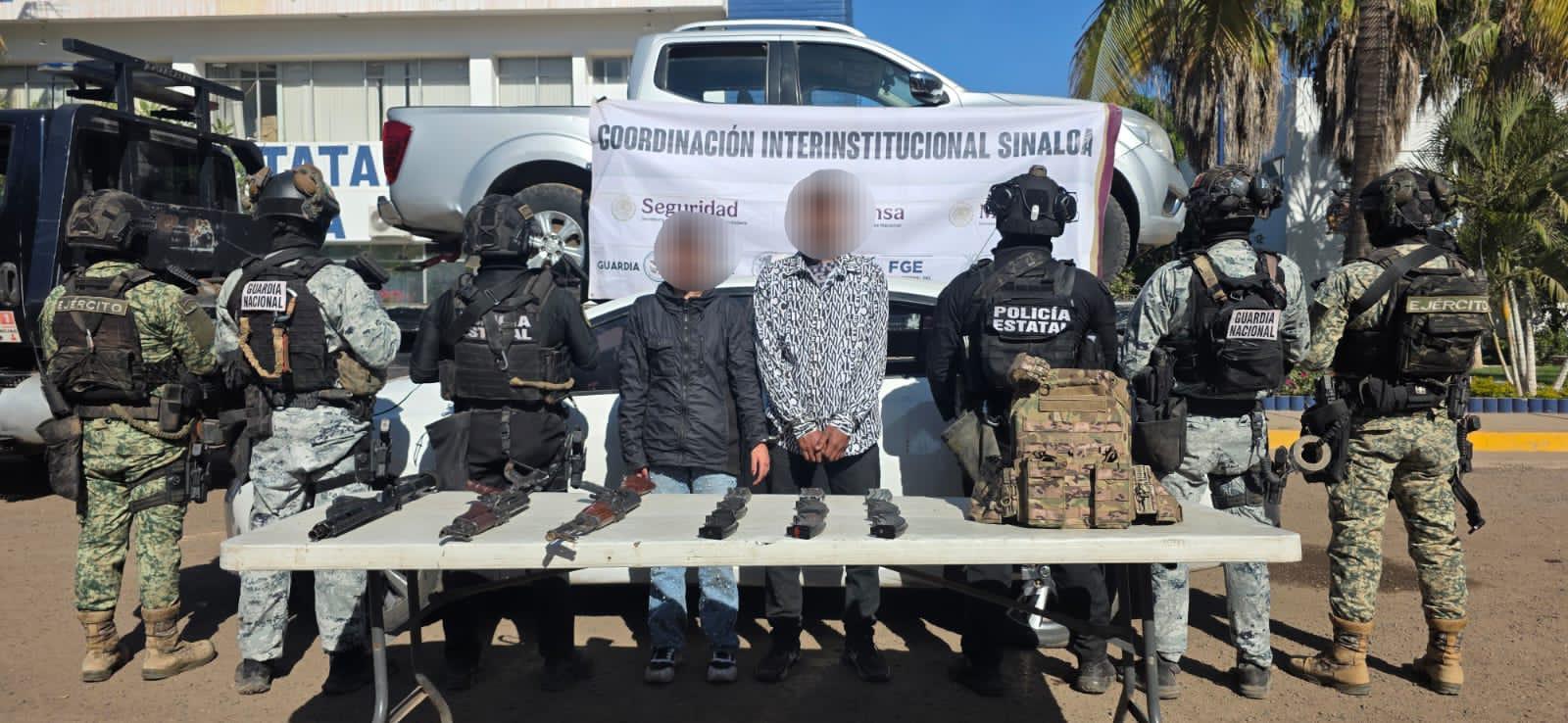 $!Detienen a pareja con armas y vehículos robados en la colonia La Tomatera, en Navolato