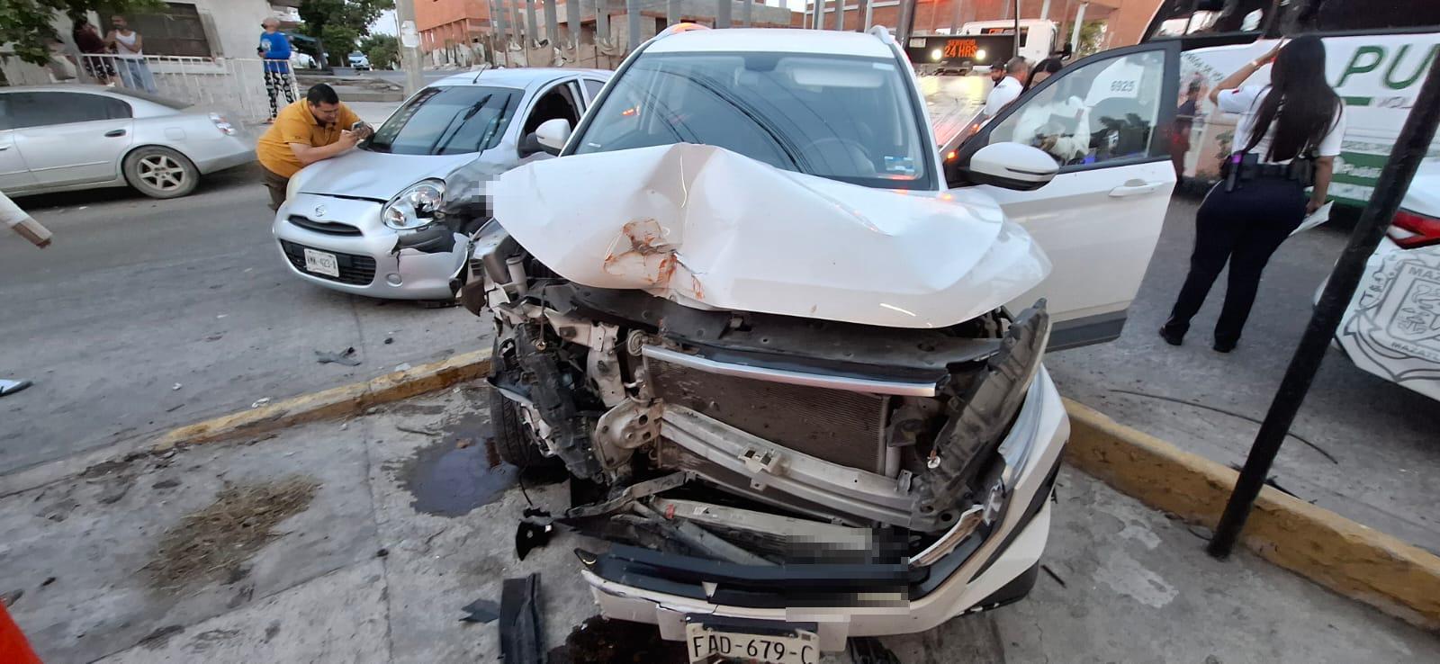 $!Chocan camioneta y auto en crucero de la colonia Juárez de Mazatlán