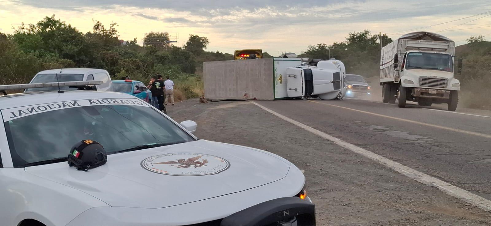 $!Torton vuelca en la carretera Mazatlán–Culiacán tras maniobra para evitar arrollar un burro