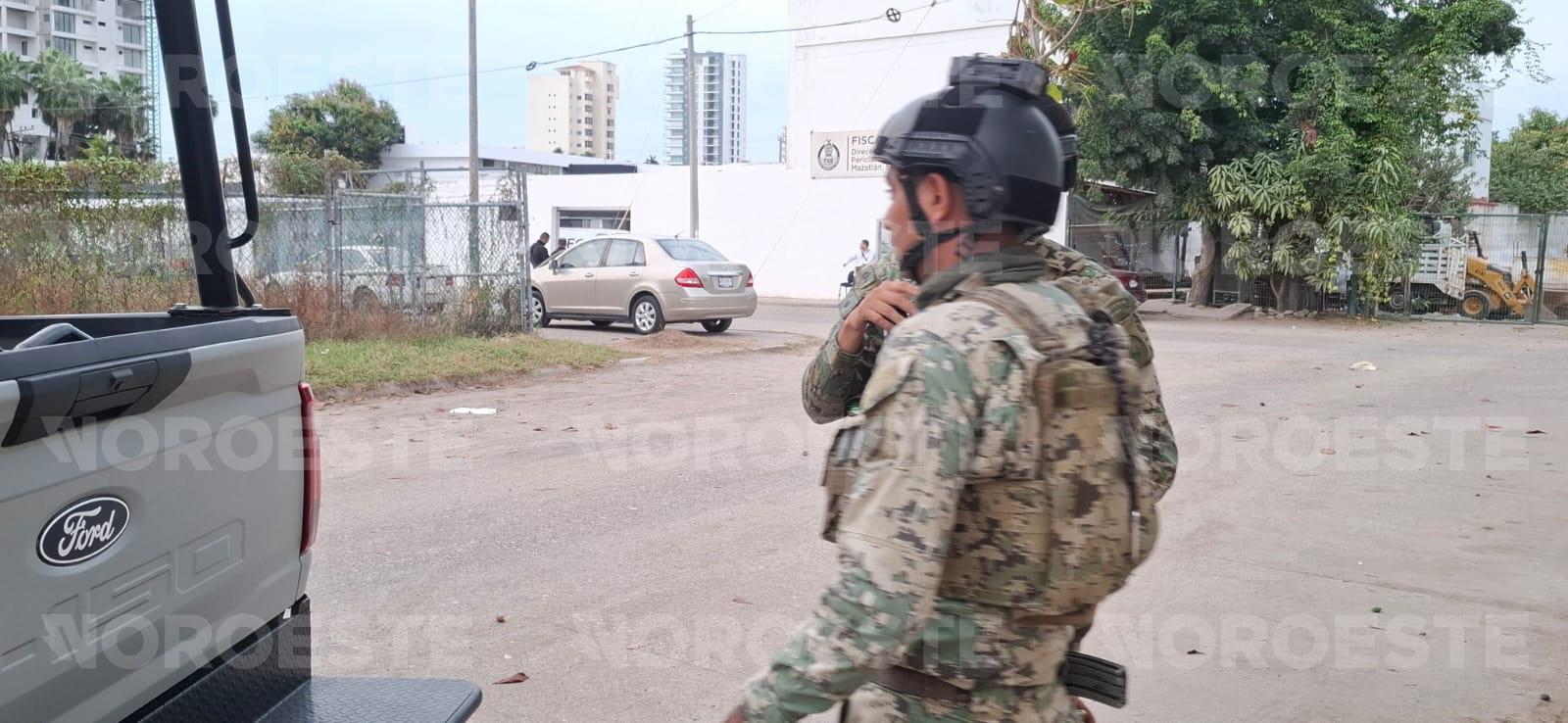 $!Sitian Fuerzas Federales el Semefo en Mazatlán donde familiares acuden a identificar cuerpos exhumados de fosa en El Verde, Concordia
