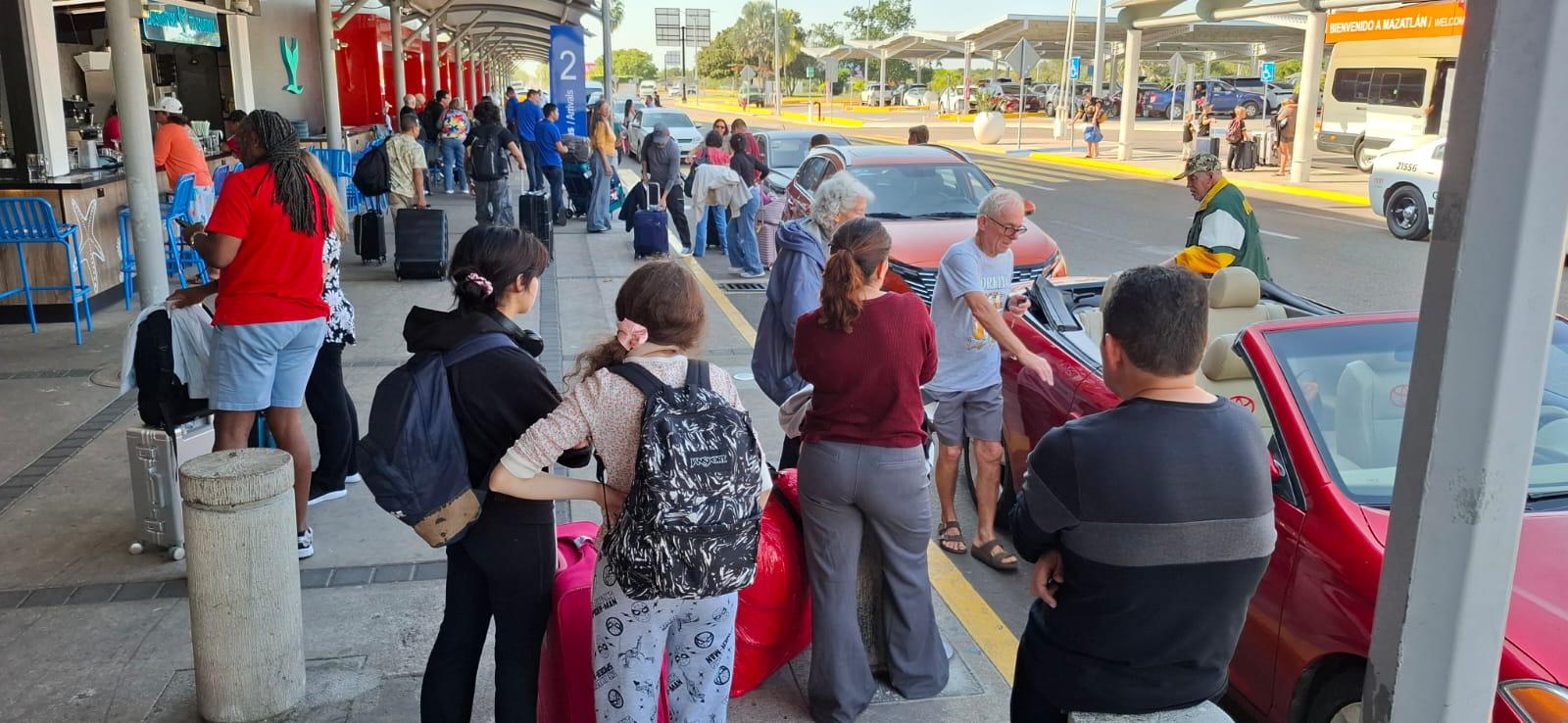 $!Alta afluencia de viajeros marca el arranque de año en el Aeropuerto de Mazatlán