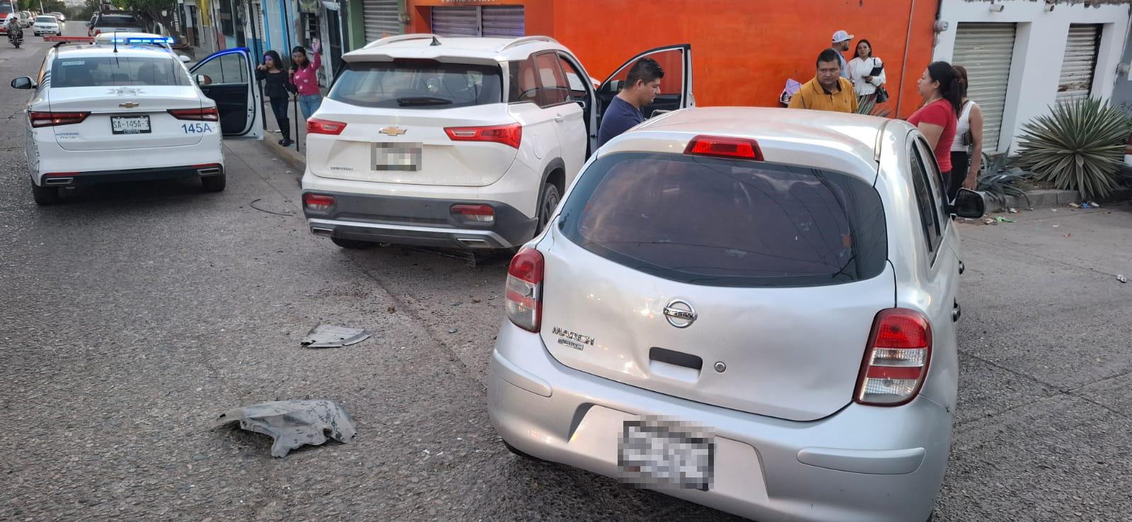 $!Chocan camioneta y auto en crucero de la colonia Juárez de Mazatlán