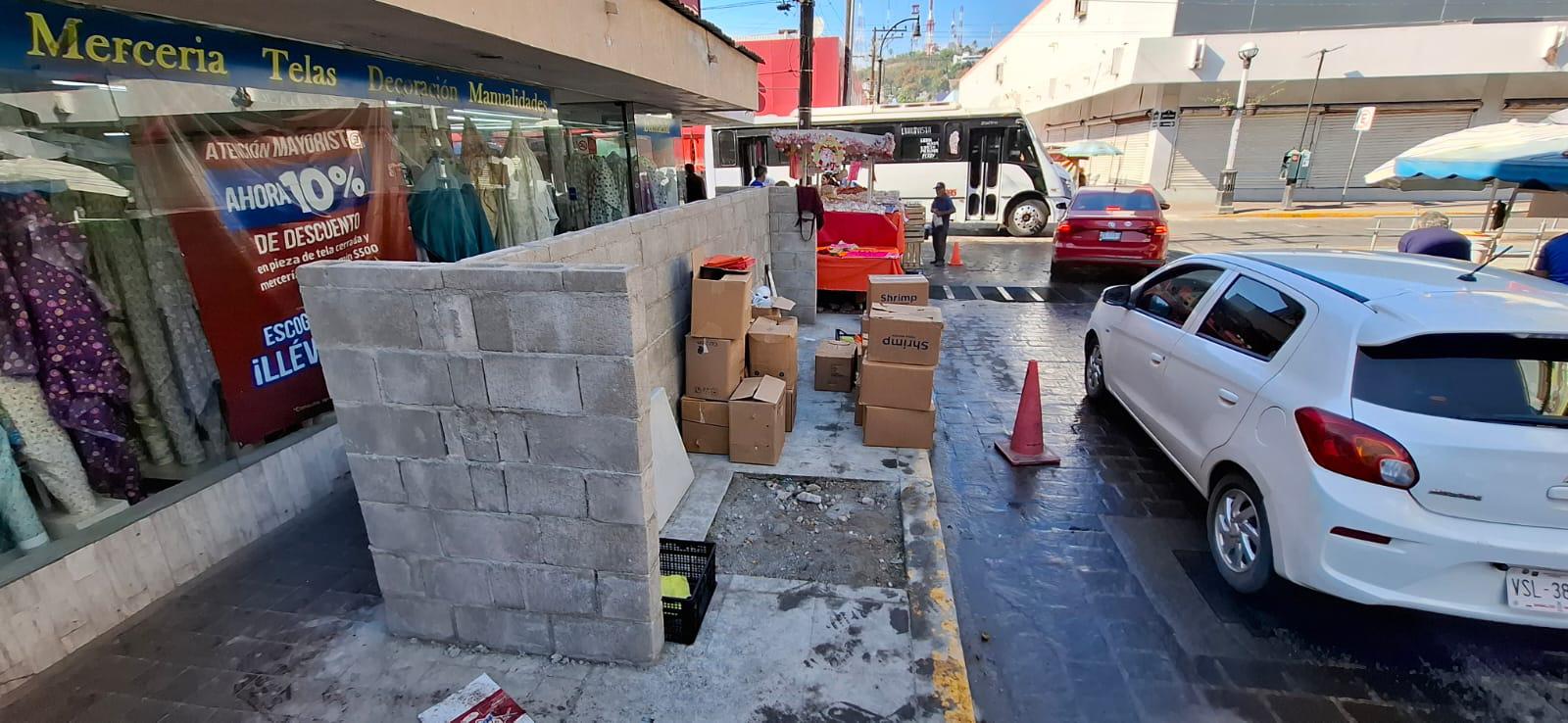$!Construyen barda en banqueta frente al mercado Pino Suárez, en el Centro de Mazatlán