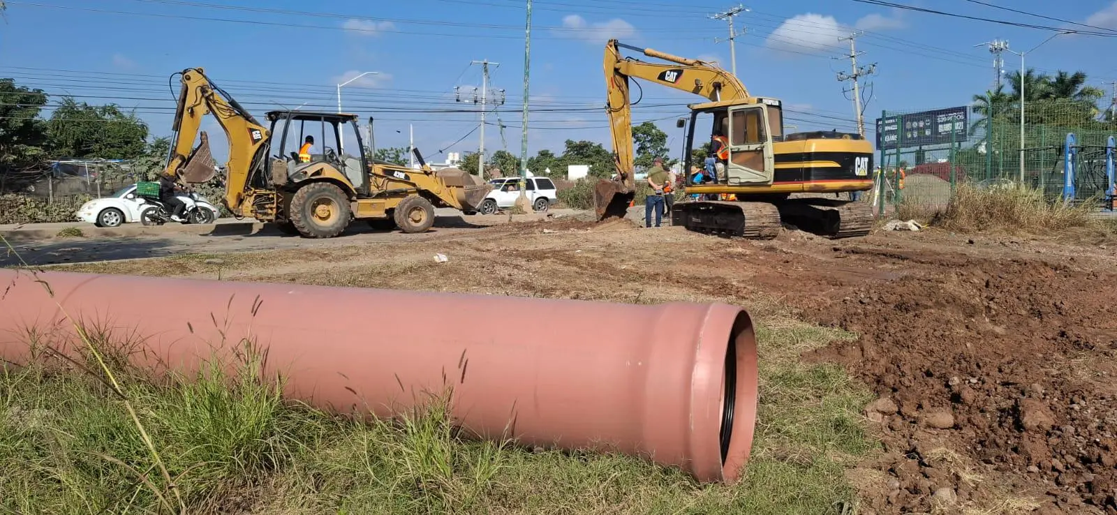 $!Continúan trabajos del colector hidrosanitario sobre avenida Clouthier para solucionar problema de aguas negras