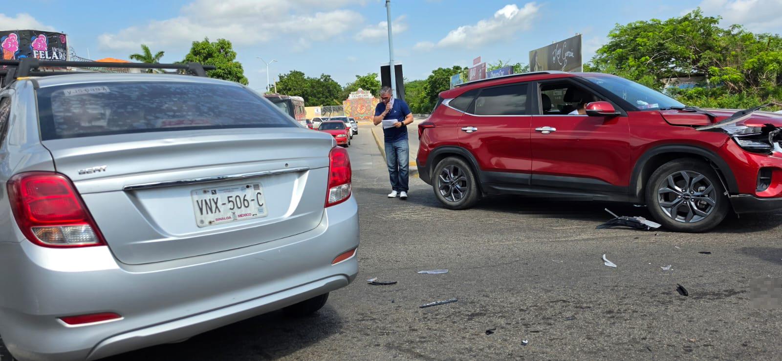 $!Choque múltiple altera circulación vial en crucero de la carretera Internacional en Mazatlán