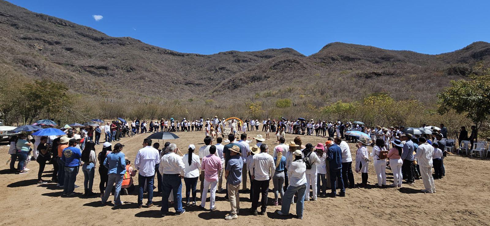 $!Arriban navolatenses al cerro de El Tecomate para recargar de energías en el equinoccio de primavera