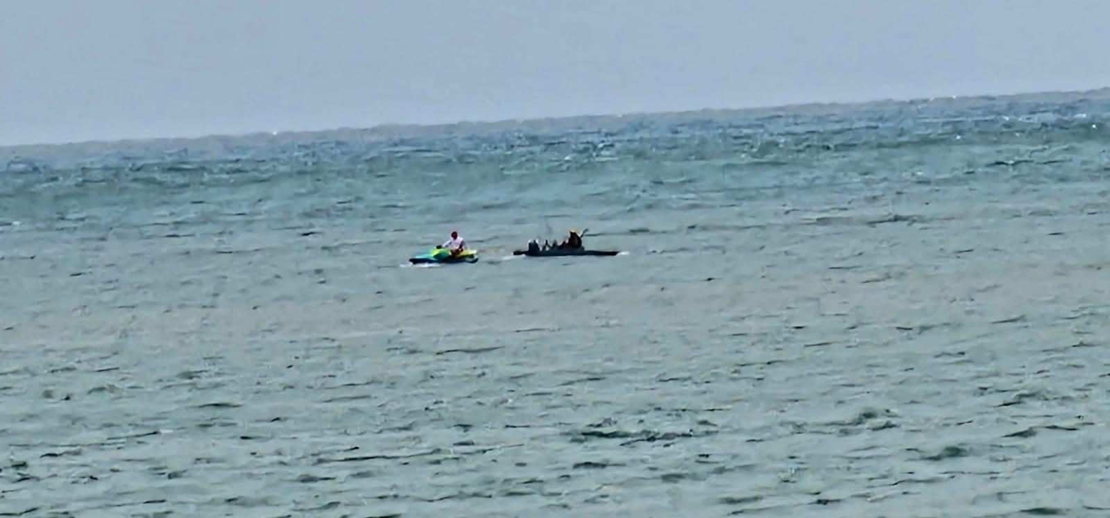 $!Salvavidas de la SSPM brindan auxilio a una persona que volcó en kayak