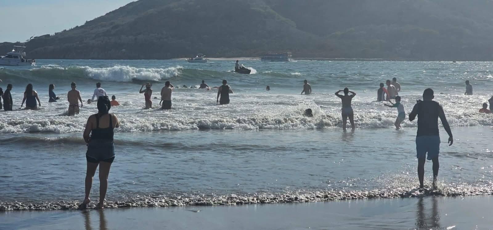 $!Rescatan a 22 bañistas en playas de Mazatlán durante el Sábado de Gloria