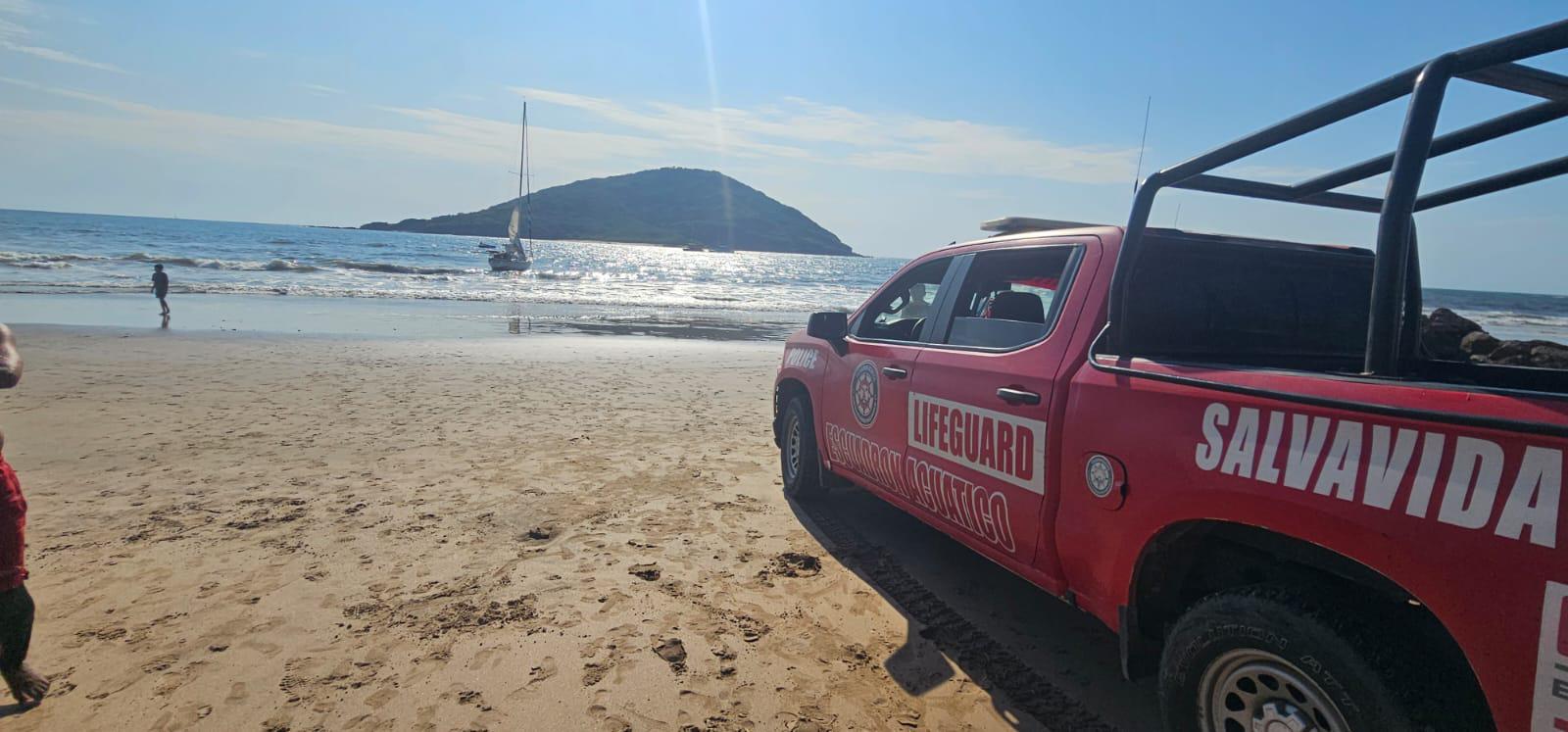 $!Embarcación se queda a la deriva frente a la playa de la Zona Dorada, en Mazatlán; auxilian a tres personas