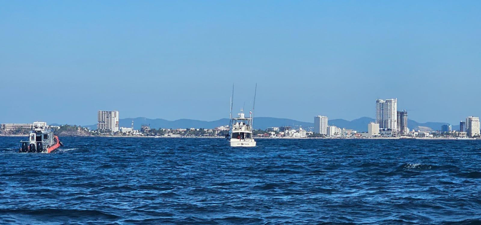 $!Auxilian a tres tripulantes de embarcación que se quedó averiada mar adentro, en Mazatlán