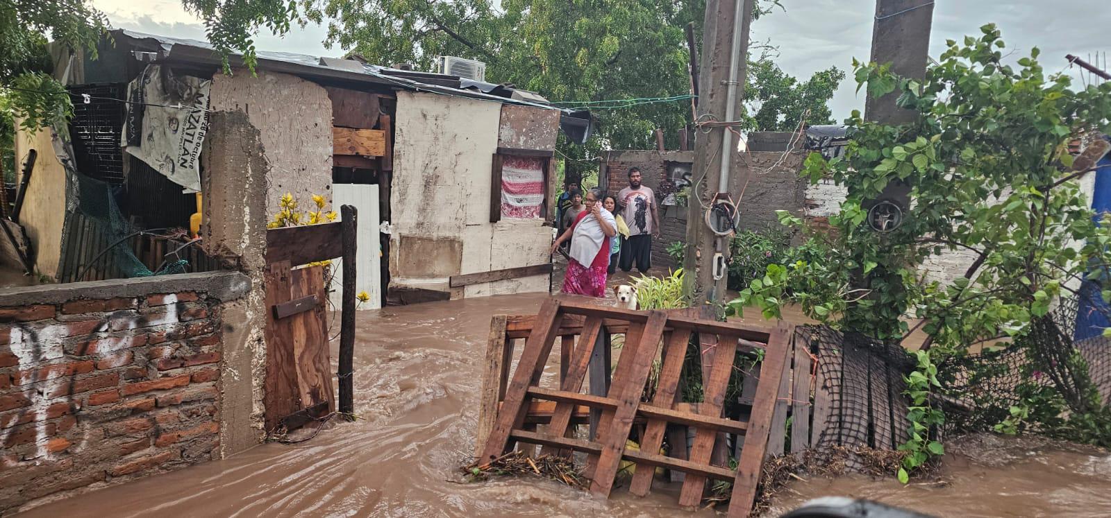 $!Supervisa Alcaldesa de Mazatlán la zona de Urías afectada por las lluvias torrenciales de esta miércoles