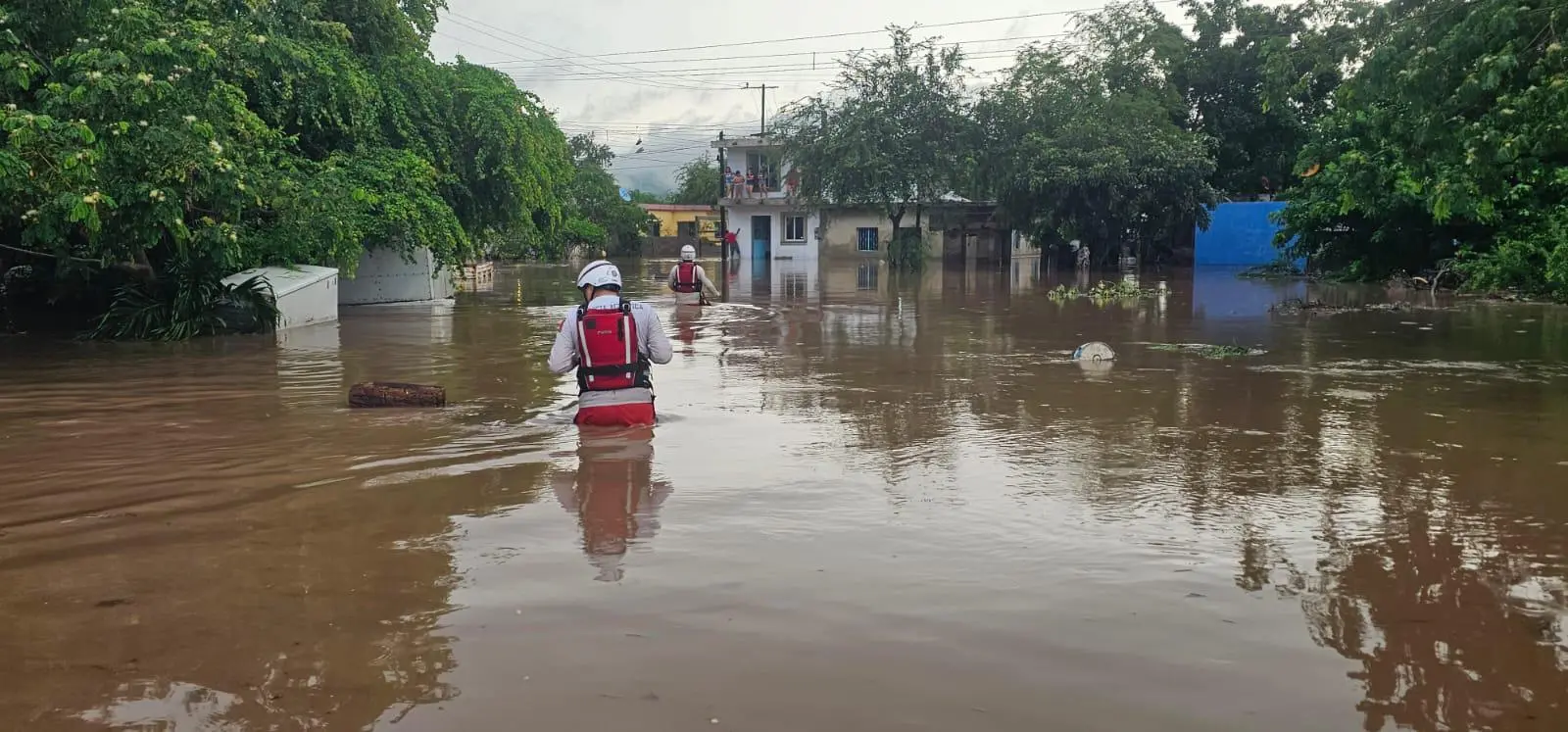 $!Supervisa Alcaldesa de Mazatlán la zona de Urías afectada por las lluvias torrenciales de esta miércoles
