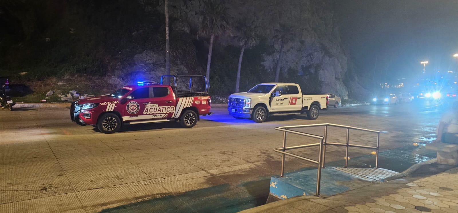 $!Clavadista se lanza desde la Sánchez Taboada y desaparece en el mar en Mazatlán