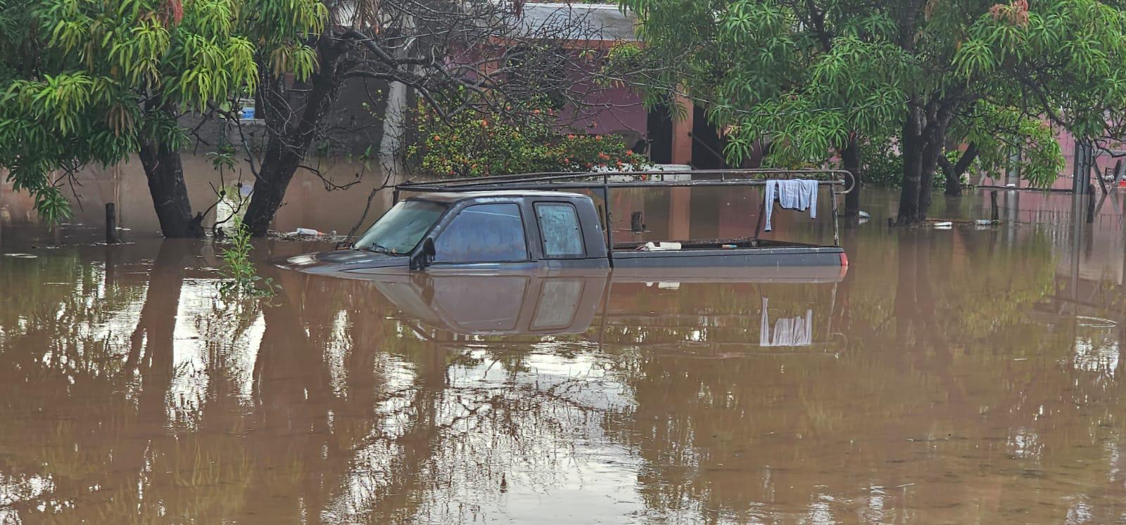 $!Supervisa Alcaldesa de Mazatlán la zona de Urías afectada por las lluvias torrenciales de esta miércoles