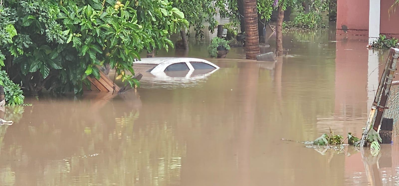 $!Supervisa Alcaldesa de Mazatlán la zona de Urías afectada por las lluvias torrenciales de esta miércoles