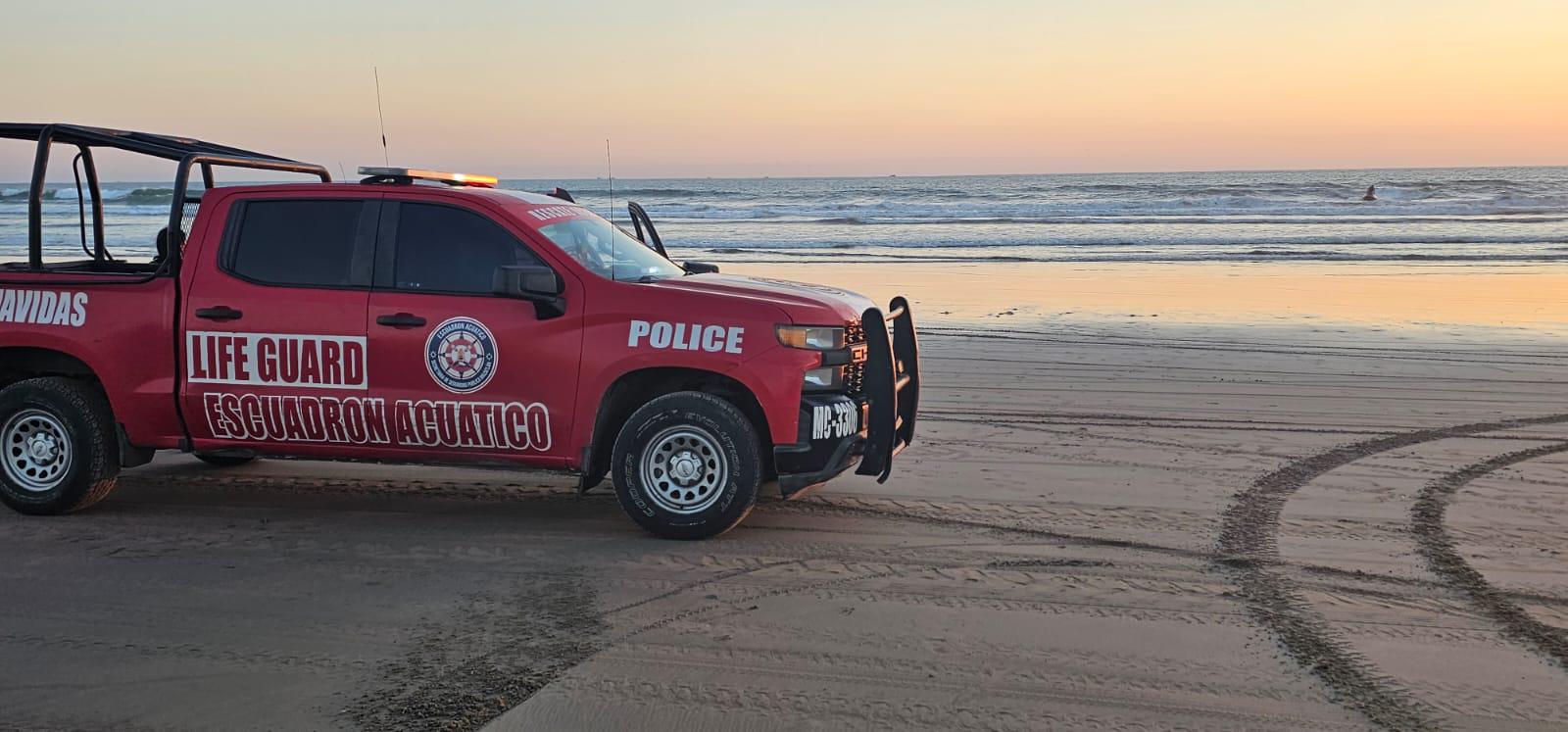$!Se hunde embarcación en playas de Mazatlán; hay dos personas desaparecidas y una rescatada