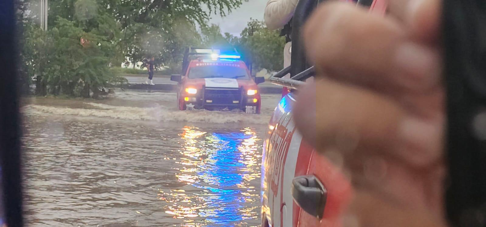 $!Supervisa Alcaldesa de Mazatlán la zona de Urías afectada por las lluvias torrenciales de esta miércoles
