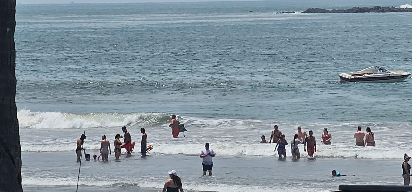 $!Ponen a salvo a 19 bañistas del fuerte oleaje en playas de Mazatlán