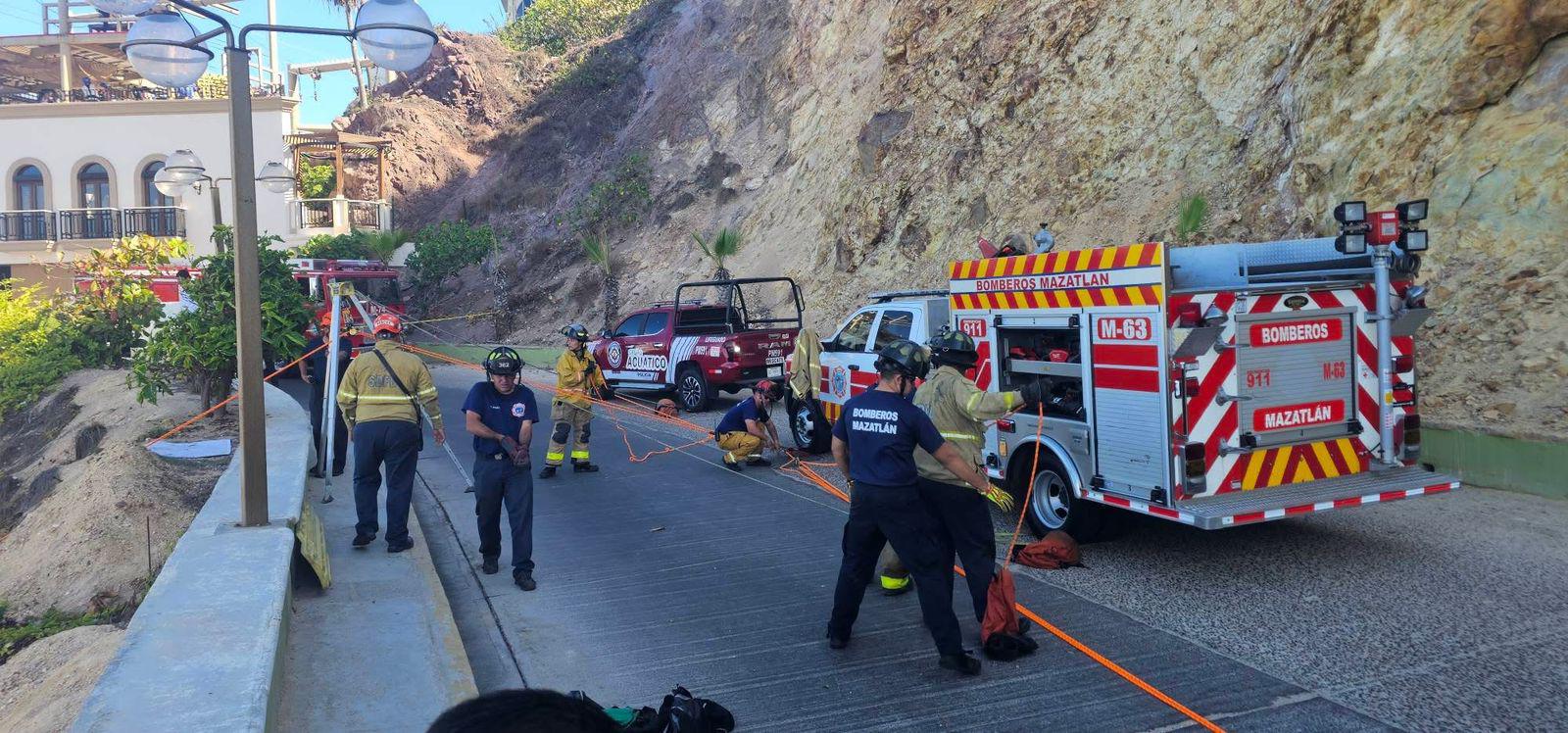 $!En Mazatlán, hombre muere tras caer a las rocas desde el Paseo del Centenario