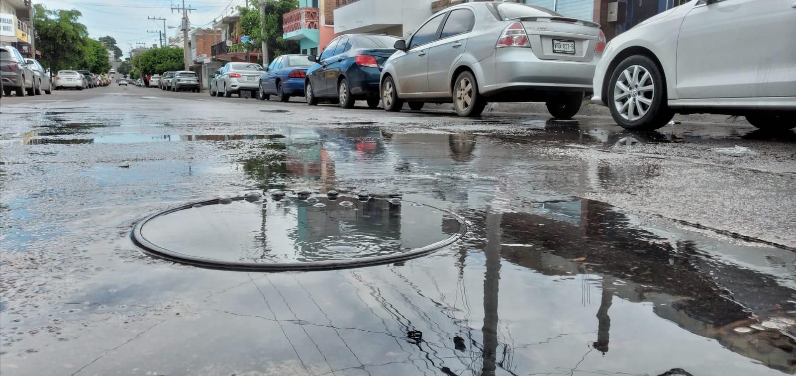 $!Se bañan en playa Los Pinitos en medio de descargas de aguas negras, en Mazatlán