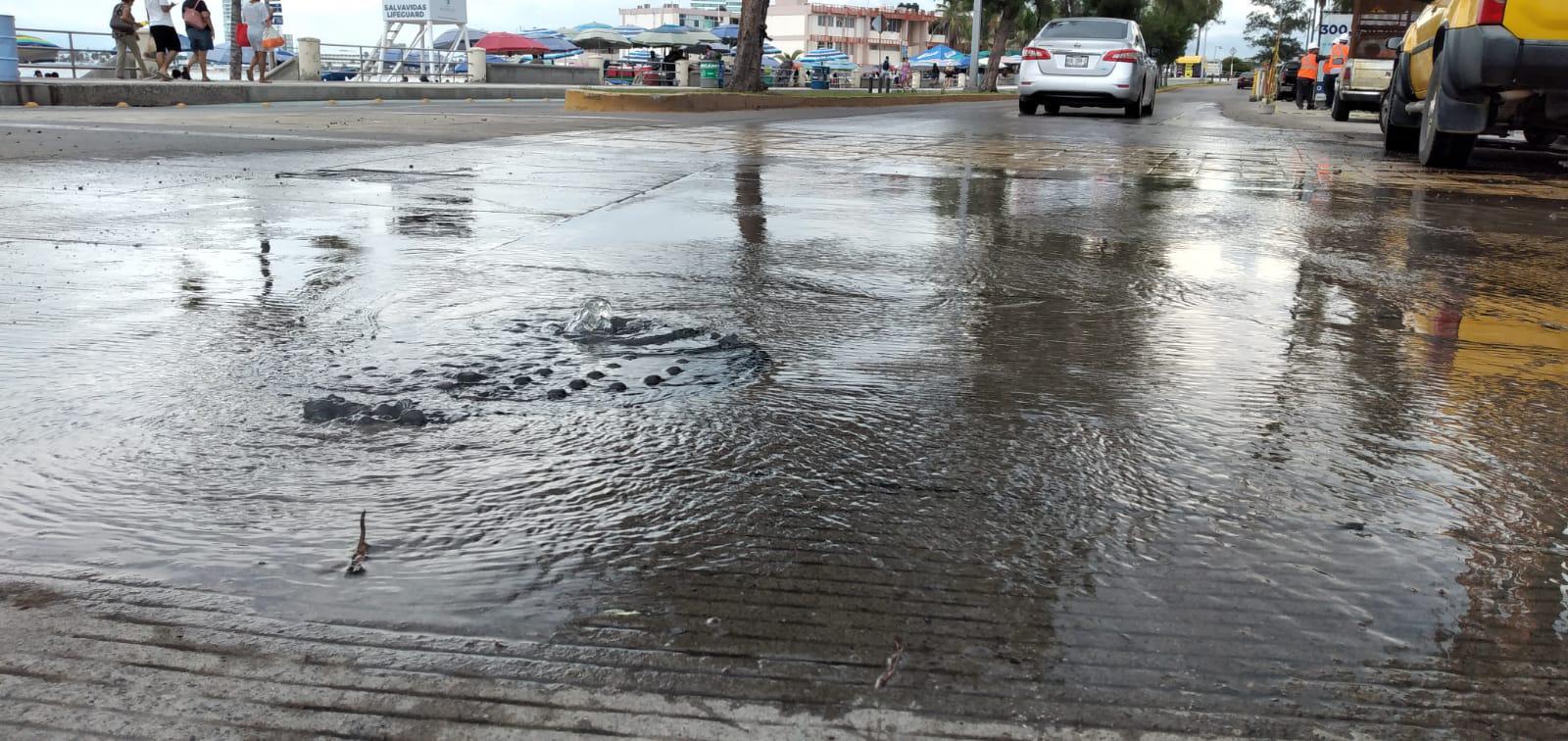 $!Se bañan en playa Los Pinitos en medio de descargas de aguas negras, en Mazatlán