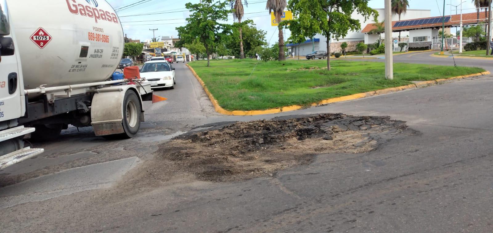$!Si anda por el Infonavit Playas de Mazatlán, tenga cuidado, hay un bache infame en la glorieta