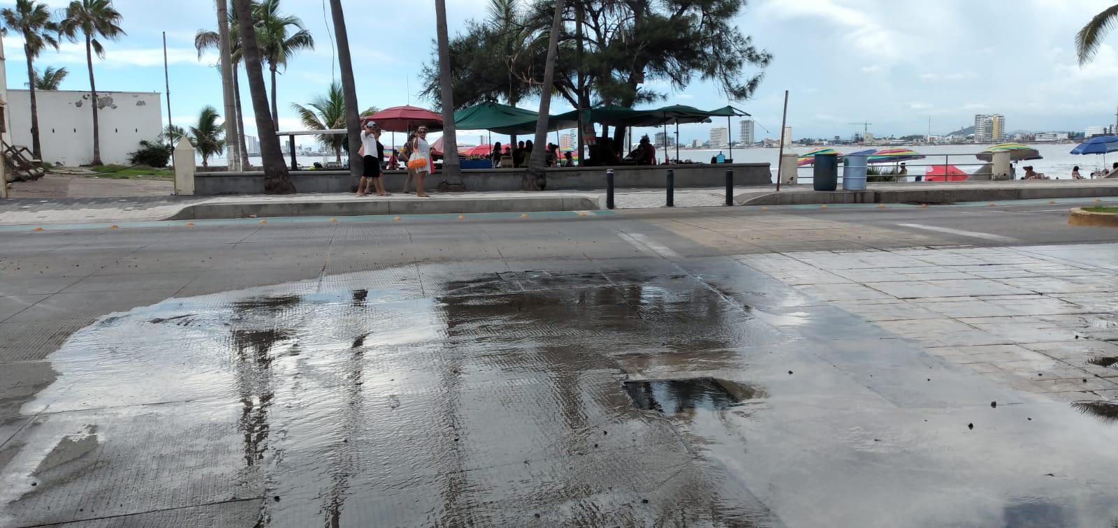 $!Se bañan en playa Los Pinitos en medio de descargas de aguas negras, en Mazatlán