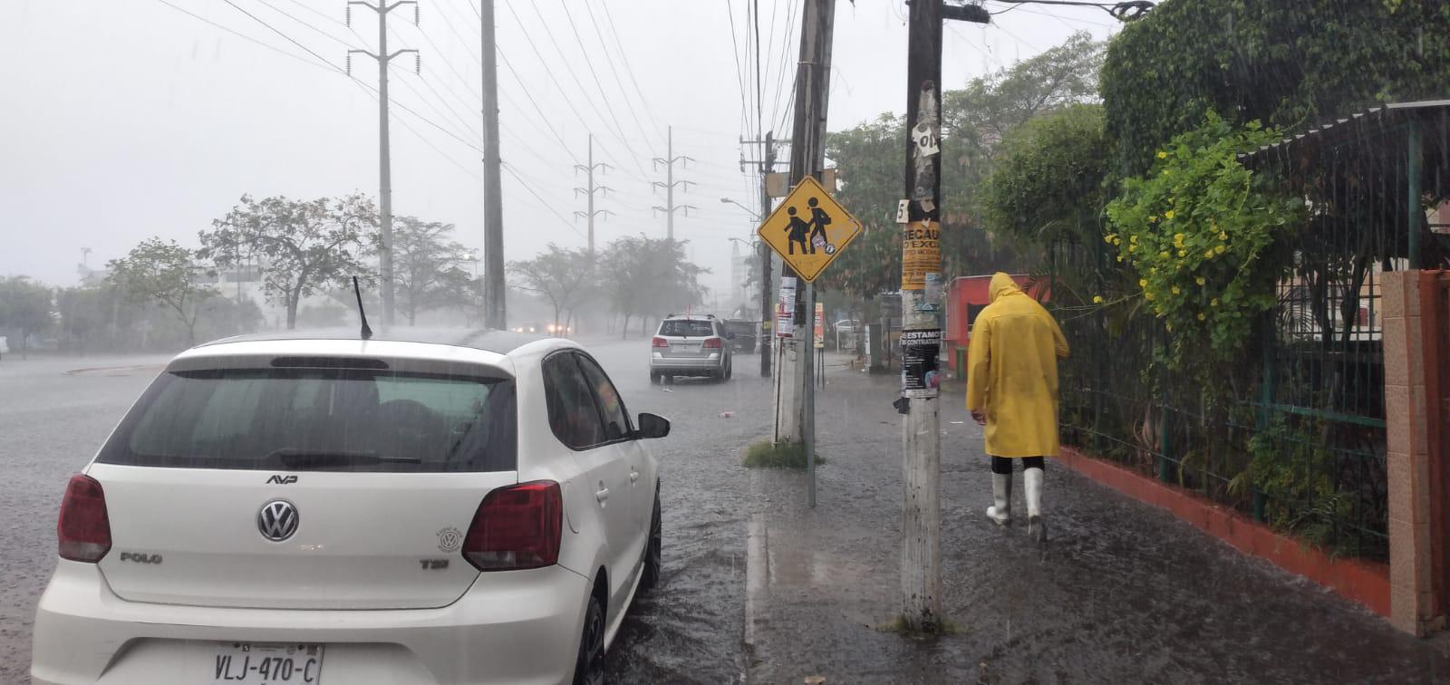 $!Dejan lluvias en Mazatlán una persona ahogada, inundaciones, apagones y colapso vial